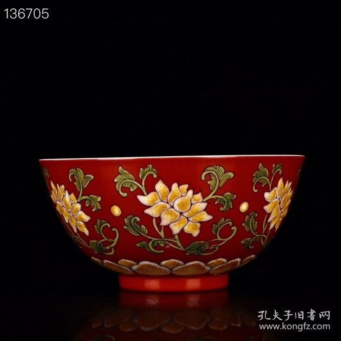 清康熙红底珐琅彩花卉纹碗