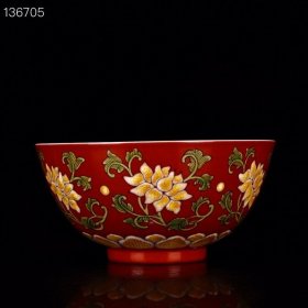 清康熙红底珐琅彩花卉纹碗