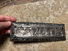 精品，英国19世纪古董书房铜镀银文具9件套，最大尺寸笔架长25 ，书报夹高14 ，墨水瓶托盘宽13，总重4.5斤。高浮雕工艺，众多人物刻画精巧，细节非常丰富。包浆浑厚，品相完美，带像框角原装钉，英伦风书房重器。