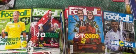 足球周刊2009年41-52，2010年1-7 9-52，2011年1-7 9-18，2013年8 16 18 20 22 38 41 42 43 期（共87本合售 85本有球星卡 有4本秩序册）