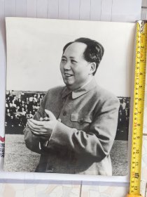 毛主席笑容满面拍手新闻展览照片清晰度不错(1971年之前洗的毛主席新闻展览照片，判断标准，此批照片有几张上的林彪像被剪)