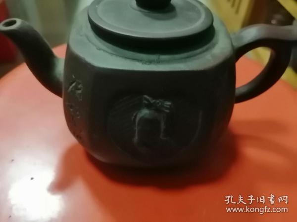 中国工艺美术大师汪寅仙时期制紫砂壶，上盖内有一小点掉皮，品相如图所示，基本完好无损，售后无悔。