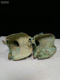 珍藏汉代铜铭文灯具
《羽人灯一对》造型夸张·大耳出颠·双手捧着灯盘