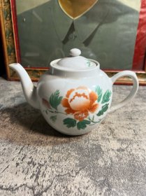 567瓷，60，70年代，贴花牡丹茶壶一把