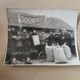 报社流出60年代黑白照片欢迎工人访问团【】