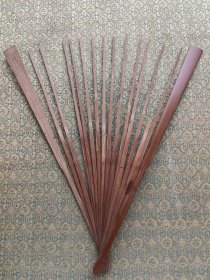 民国 素 扇骨 （内有小股14根有一根小骨缺上半根） 有轻微划痕见图九 具体品相如图 尺寸31.6x排口2cm 包老保真