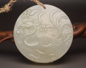 和田玉龙凤呈祥牌 规格: 5.6×5.6×1.3厘米，重 63克。 玉质温润细腻，沁色自然，刀功老道，皮壳包浆一流，雕刻生动，线条流畅，品相完美！