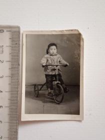 五六十年代儿童骑三轮儿童车老照片一张