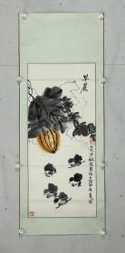 姚陆其   湖南长沙人,女,1913年5月3日生于长沙一个艺术世家。自幼随父到吉林生活,从父学习山水画。1929年入吉林市女子中学读书。九一八事变后随家逃亡北平,入流亡中学、春明女中读完高中。1935年人齐鲁大学历史系。1937年转入北平中国大学政治经济系。期间于1935年至1940年师从齐白石学画,专攻大写意花草鱼虫技法。1938年经齐白石允许,她和丈夫在北平中山公园主办了画展。