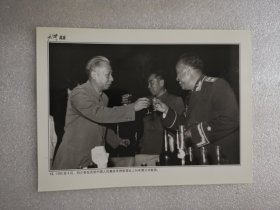 老照片：1955年9月，刘少奇在庆祝中国人民解放军授勋酒会上向朱德元帅敬酒