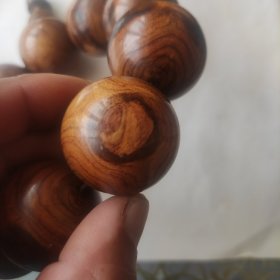 海南黄花梨木特大珠粒手串，珠子真经3.5厘米，花纹漂亮 酱香味浓 盘玩 收藏极品，自已看好下单在买，重量236克。
