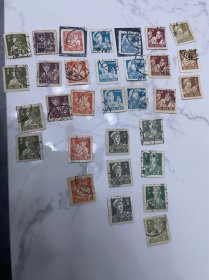 普8邮票旧票一堆 可以出3套全的 注意里面半分和2分的有颜色不同的 比较少见 
一起150
