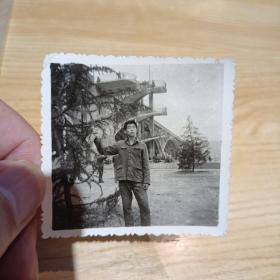 老照片–青年在橘子洲大桥下留影（右手抓树枝）