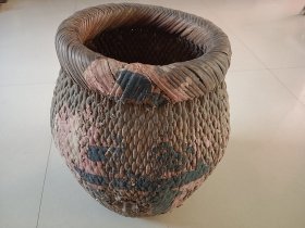 手工藤编老勾斗 米斗 身子一处残洞老补图六图九。高37，外直径24内口径18