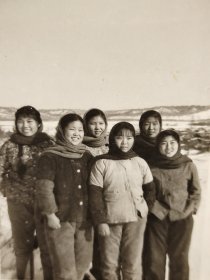 建国早期雪地里戴围脖的美女合影