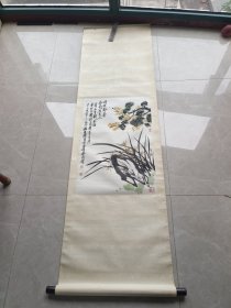 施作雄 一级美术师 施作雄，1957年8月生于江苏海门。现为一级美术师，中国美术家协会会员，中国书法家协会会员，江苏省文史研究馆馆员[2]，上海吴昌硕艺术研究会副秘书长，王个簃艺术研究会会长，南通个簃艺术馆名誉馆长、曹用平艺术馆顾问，江苏徐悲鸿研究会理事，江苏省政协书画室特聘画师，江苏省炎黄书画研究院特聘画师，江苏省第九届政协委员 尺寸67x44cm左右 具体品相如图 保真126号