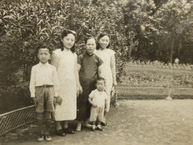 民国旗袍美女和家人合影