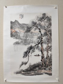 包邮中美协《江南春》 作品尺寸：68*46cm 画家:王林春男师从李可染之妹李畹教授，为李家入室弟子，对中国写意山水画情有独钟。王林春现为中国美术协家会会员、江苏省美术家协会会员、李可染画院研究员、南京市美术家协会理事、高淳区美术家协会副主席兼秘书长。