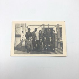 中国第一代钢琴家、曾任中央乐团首席钢琴巫漪丽（1931-2019），同恋人著名小提琴演奏家、中央乐团小提琴首席杨秉荪（1929-2017）等，五十年代随中国青年艺术代表团赴东欧参加世界青年联欢节演出期间，珍贵合影照片一枚（前排右一杨秉荪、右三巫漪丽）
