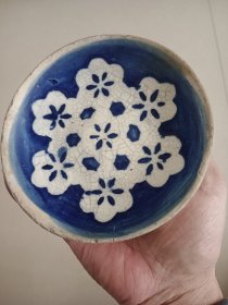青花留白梅花民国老碟子 直径12.5 开片口沿有爆釉 图八九箭头处是相同位置 背面开片线没有透到正面