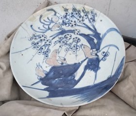 青花釉里红喜上梅梢赏盘，口径36cm，底径16cm。