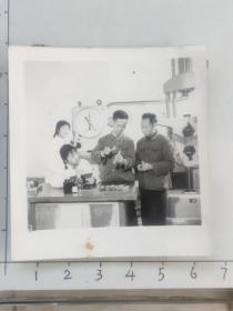 60-70年代贺孝先在向同事和学生讲解自己的发明创造(鲍宝玲在昆明市第八中学工作?，贺孝先53年毕业于云南大学，后在哈尔滨军事工程学院任教，教授。后调兵器工业部湖北江山机械厂，73年获全国科学大会奖，全国兵器工业战线学铁人标兵”荣誉称号，获国家发明二等奖，解放军科技进步二等奖，85年调云南工学院创建粘接技术研究所任所长，98年离休)