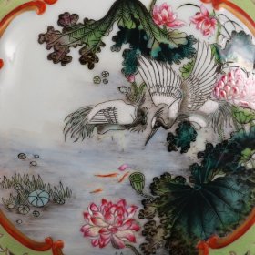 清乾隆年制绿地粉彩开窗花鸟纹如意耳扁瓶