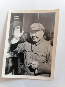 黑白老照片：毛主席在天安门招手