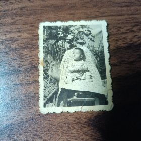 老照片–可爱小孩坐在户外椅子上留影（1974年2月）