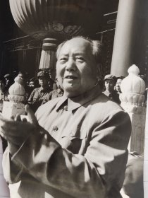 毛主席和林彪在北京天安门城楼接见红卫兵照片林彪像被剪(1971年之前洗的毛主席新闻展览照片，判断标准，此批照片有几张上的林彪像被剪)