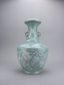 豆青釉堆瓷赏瓶