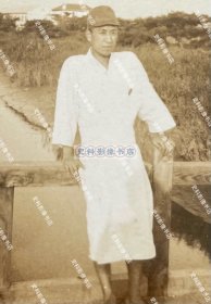 【上海史料】1941年 上海府西外路日军“上海陆军病院”内疗养的第15师团军医部担架队长小高四郎军医中尉留影照一枚（上海市立医院旧址位于今长海路174号，建成于1937年，是国民政府“大上海计划”建造的配套工程，上海沦陷后被日军占为“上海陆军病院”，抗战胜利后成为国民党军队的陆军联勤总医院，今为二军大附属长海医院使用。）