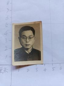 中国人民解放军 家庭相册保存军人照片 50年代老照片  男青年二寸标准照片