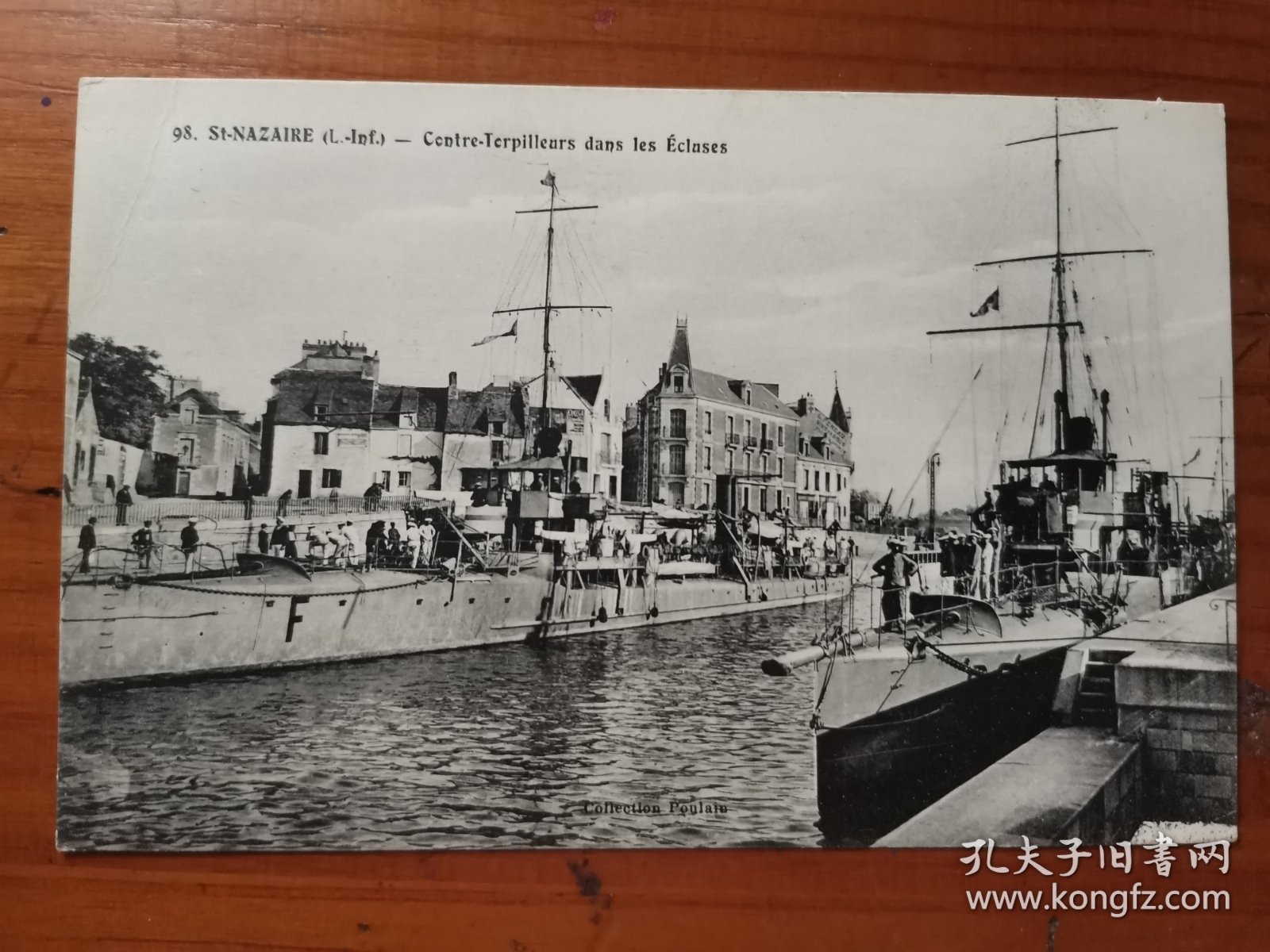 【清末民国时期外国明信片】法国圣纳泽尔老明信片，展示港口军舰和码头场景，品相完好！尺寸标准明信片大小，背面有手写信件。画面清晰，黑白印刷，记录了19世纪末20世纪初的港口风貌。