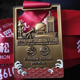 辽宁盘锦国际红海滩国际马拉松比赛纪念章80ⅹ52毫米