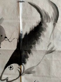 齐良末,年年有余图68×34软片,(价格可以商量)成交送荣宝斋拍卖图录,齐良末,男,字纪牛,号耋根。汉族,湖南湘潭人,1938年生于北京。中国画研究会会员,北京书画研究会会员,北京残疾人协会顾问,海南中岛集团艺术顾问。系齐白石幼子,母亲胡宝珠为齐白石的继室。自幼随父学画,攻山水、人物、花卉,追求齐派风格。