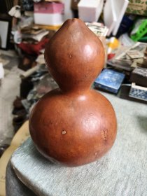 老葫芦一个，很轻，皮壳漂亮，文房摆设一流