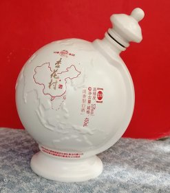 旧的空酒瓶，地球仪形状的瓷酒瓶高18厘米一斤装，原物拍照85品相ff