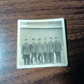 老照片–革命战友——60年代六名军人在羊城广州留影（1963年）
