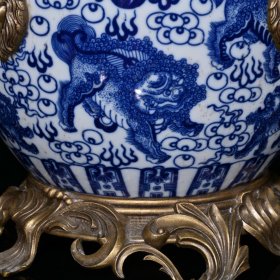 大清乾隆青花狮纹包铜回流缸（31.5×37cm）