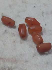 清代老玛瑙珠子，红色，共6颗，实物拍摄，真实可靠。珠子形状为六棱型，适合收藏或制作首饰。感兴趣的朋友可以联系我了解更多细节。