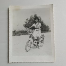 早期美女骑摩托车照片【品好实拍】