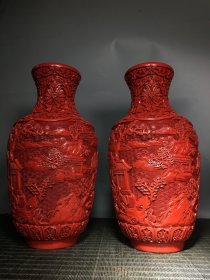 剔红漆器花瓶一对，高30.5厘米，宽15厘米，口径9厘米，重3080克