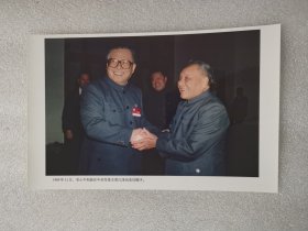 老照片：1989年11月，邓小平和江泽民亲切握手