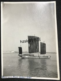 民国长江江面上行驶的货船及周边景象，老照片影像清晰，较为难得