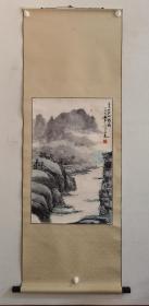 h.0908S张仁芝,现为北京画院专业画家，北京画院艺术委员会委员，北京市美协理事，河北承德兴隆人，《青岩山烟雨》该作品九五年创作原装裱立轴保真，画芯尺寸为69x44