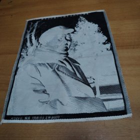 203 毛主席戴帽 穿大衣 围巾 （绣品）