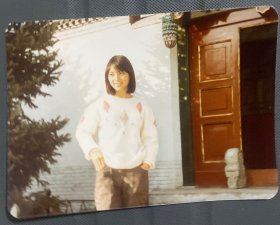 【中影发行放映公司旧藏】八十年代专业摄影师拍摄当红明星杨丽仪在古建筑门前彩色照片一张