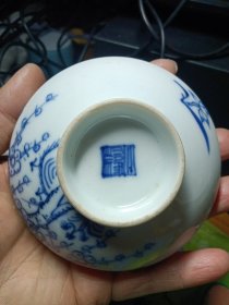 过墙 梅小瓷器。口沿有小磕和冲线，介意者勿拍。年代清。