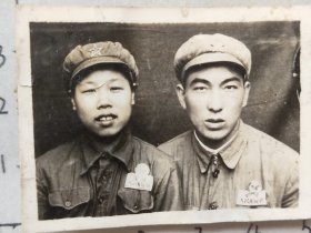 解放初两中国人民解放军美女帅哥着50式军装佩戴解放西南胜利纪念章合影照片